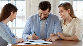 persone firmano documenti